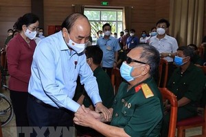 Chủ tịch nước Nguyễn Xuân Phúc đến thăm, tặng quà cho thương binh, bệnh binh tại Trung tâm nuôi dưỡng thương bệnh binh nặng và điều dưỡng người có công tỉnh Hà Nam. (Ảnh: Thống Nhất/TTXVN).