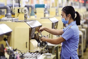 Kl994 nhà cái bóng đá world cup thấu kính tại Nhà máy R Technical (Hòa Bình). Ảnh: Đức Thanh.