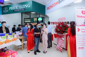 Cửa hàng WinMart+ theo mô hình mini-mall tích hợp phục vụ nhu yếu phẩm, trà và cafe, dược phẩm, dịch vụ Kl991.com nạp rút nhanh và viễn thông.