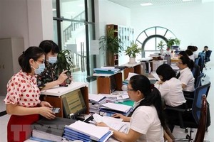 Khách hàng giao dịch tại Kho bạc 99Kl99 trực tiếp đá gà quận Tây Hồ (Hà Nội). (Ảnh minh họa: Phạm Hậu/TTXVN).