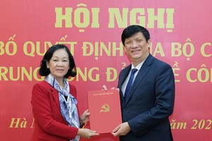 Trưởng Ban Tổ chức Trung ương Trương Thị Mai trao quyết định cho ông Nguyễn Thanh Long.