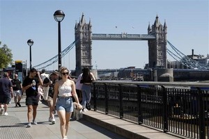 Người dân đi bộ dọc bờ sông Thames ở London, Anh ngày 1/6/2021. (Ảnh: THX/TTXVN).