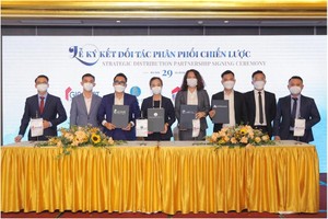 Đại diện các đơn vị ký kết trở thành nhà phân phối chiến lược của dự án Cam Ranh Bay Hotels & Resorts.