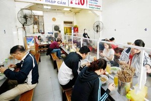 Kể từ 12h trưa mai (8/1), các nhà hàng, cơ sở Kl992 VIP Trang Chủ 2026 dịch vụ ăn uống tại 5 phường có dịch ở cấp độ 2 trên địa bàn quận Tây Hồ sẽ được phép phục vụ tại chỗ (Ảnh minh họa).