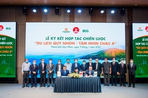 Ông Nguyễn Văn Cường – Phó Chủ tịch Kl994 game bài casino hấp dẫn Hưng Thịnh (bên trái), ông II-Dong Kwon - Giám đốc điều hành và Thành viên Hợp danh, Tổng Giám đốc BCG Việt Nam (bên phải) và ông Ngô Hoàng Nam – Chủ tịch UBND TP Quy Nhơn (ngồi giữa) thực hiện nghi thức ký kết thỏa thuận xây dựng Đề án phát triển du lịch Quy Nhơn đến năm 2030.