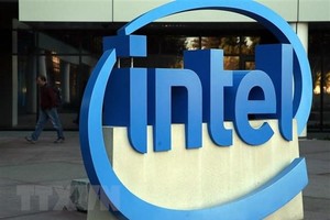 Biểu tượng Intel tại trụ sở của hãng ở Santa Clara, bang California, Mỹ. (Ảnh: AFP/TTXVN).