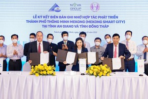 Chủ tịch UBND tỉnh An Giang, Chủ tịch UBND tỉnh Đồng Tháp cùng bà Hoàng Thu Châu - Tổng Giám đốc NovaGroup tiến hành nghi thức ký kết.