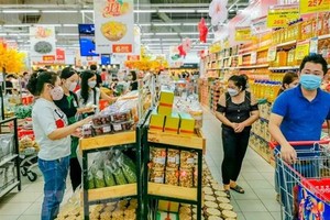 Người dân mua sắm Tết tại một siêu thị ở quận Cái Răng, thành phố Cần Thơ. (Ảnh:Thanh Liêm/TTXVN).