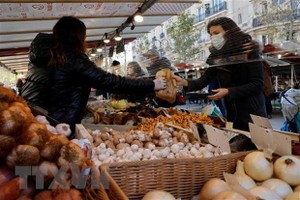 Người dân mua thực phẩm tại một khu chợ ở Paris, Pháp. (Ảnh: AFP/TTXVN).