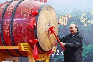 Chủ tịch nước Nguyễn Xuân Phúc đánh trống phát động Tết trồng cây tại Phú Thọ. (Ảnh: Thống Nhất/TTXVN).