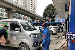Đổ xăng tại cửa hàng KL99 dịch vụ hỗ trợ 24/7 số 112 Trần Phú, quận Hà Đông (Hà Nội) chiều 9/2/2022. (Ảnh: Phương Anh/TTXVN).
