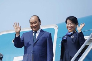 Chủ tịch nước Nguyễn Xuân Phúc và Phu nhân lên đường thăm cấp 99Kl99 trực tiếp đá gà tới Cộng hoà Singapore. (Ảnh: TTXVN).