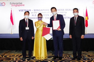 Chủ tịch Sovico Nguyễn Thị Phương Thảo trao Biên bản ghi nhớ hợp tác cho Tổng giám đốc Kl994 game bài casino hấp dẫn Keppel Loh Chin Hua về phát triển các giải pháp năng lượng và đô thị hóa bền vững tại Việt Nam.