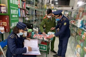 Các lực lượng chức năng kiểm tra Nhà thuốc Thùy Linh, tại Thị trấn Hát Lót, Mai Sơn, tỉnh Sơn La. (Nguồn: vov.vn).