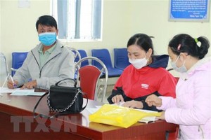 Người lao động đến giải quyết chế độ tại cơ quan Kl99kl phiên bản hoạt động Trang Chủ KL99Com Số 1 Link Đăng Ký KL999 huyện Quỳnh Lưu, tỉnh Nghệ An. (Ảnh: Bích Huệ/TTXVN).