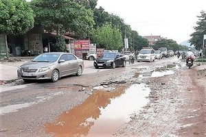 Quốc lộ 31 xuống cấp trầm trọng, khiến việc lưu thông của các phương tiện gặp rất nhiều khó khăn. (Nguồn: baoxaydung)