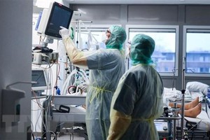 Điều trị cho bệnh nhân nhiễm COVID-19 tại bệnh viện ở Bochum, Đức. (Ảnh: AFP/TTXVN).