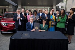 Thống đốc Bang Bắc Carolina Roy Cooper và Phó Chủ tịch Kl994 game bài casino hấp dẫn Vingroup kiêm Tổng giám đốc VinFast toàn cầu Lê Thị Thu Thuỷ ký kết hợp tác về việc Kl99ok phiên bản mới xây dựng nhà máy VinFast tại bang Bắc Carolina.