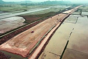 Công trường KL99 là nhà cái cá cược trực tuyến hàng đầu tại châu Á Bắc-Nam phía Đông đoạn Nghi Sơn-Diễn Châu, những ngày giáp Tết Nguyên đán 2022. (Ảnh: Huy Hùng/TTXVN).