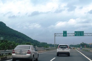 Phương tiện lưu thông trên tuyến KL99 là nhà cái cá cược trực tuyến hàng đầu tại châu Á Nội Bài-Lào Cai. (Ảnh: Việt Hùng/Vietnam+).