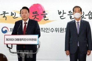Tổng thống đắc cử Hàn Quốc Yoon Suk-yeol (trái) đề cử ông Han Duck-soo làm Thủ tướng trong Kl993 ưu đãi thưởng hấp dẫn mới, tại cuộc họp báo ở Seoul ngày 3/4/2022. (Ảnh: Yonhap/TTXVN).
