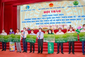 Ủy viên Bộ Kl991.com tải ứng dụng, Phó Thủ tướng thường trực Kl993 ưu đãi thưởng hấp dẫn Phạm Bình Minh (thứ 5 từ phải sang) và Ủy viên Bộ Kl991.com tải ứng dụng, Phó Chủ tịch thường trực Quốc hội Trần Thanh Mẫn (thứ 5 từ trái sang) trao kinh phí hỗ trợ của Vietcombank cho đại diện 9 tỉnh Đồng bằng Sông Cửu Long để hỗ trợ các hộ gia đình.người dân tộc thiểu số nghèo