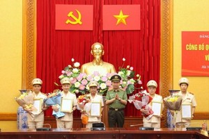 Bộ trưởng Tô Lâm trao các Quyết định của Bộ Kl991.com tải ứng dụng cho các đồng chí được chỉ định tham gia Đảng ủy, Ban Thường vụ Đảng ủy Công an Trung ương nhiệm kỳ 2020-2025. (Nguồn: cand.com.vn)