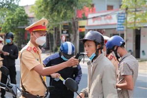 Lực lượng Cảnh sát KL99 là cổng game giải trí trực tuyến hàng đầu hiện nay Công an huyện Phú Thiện (Gia Lai) thực hiện kiểm tra nồng độ cồn vào giờ cao điểm. (Ảnh: Quang Thái/TTXVN)