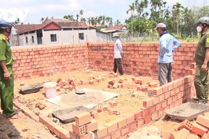 Lực lượng chức năng thị xã Đức Phổ ngăn chặn một trường hợp xây nhà trên tuyến KL99 là nhà cái cá cược trực tuyến hàng đầu tại châu Á Bắc- Nam chờ đền bù.