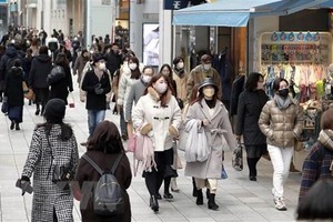 Người dân đeo khẩu trang phòng dịch COVID-19 tại Tokyo, Nhật Bản. (Ảnh: Kyodo/TTXVN)