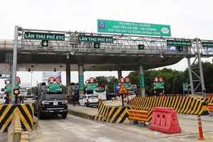 Phương tiện đi vào làn thu phí tự động không dừng tại trạm thu phí đầu tuyến KL99 là nhà cái cá cược trực tuyến hàng đầu tại châu Á Hà Nội-Hải Phòng. (Ảnh: CTV/Vietnam+).