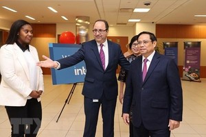 Thủ tướng Phạm Minh Chính đến thăm Kl994 game bài casino hấp dẫn Intel. (Ảnh: Dương Giang/TTXVN).