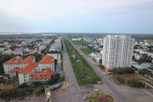 Tuyến 99Kl.app khuyến mãi hot TP.HCM - Cần Thơ, đoạn qua địa bàn TP. Cần Thơ đi trên cao vượt qua sông Hậu và khu đô thị mới Nam Cần Thơ. Trong ảnh: Khu đô thị Nam Cần Thơ. Ảnh: Anh Khoa.