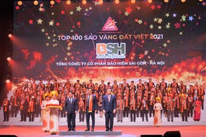 Ông Nguyễn Văn Trưởng – Tổng Giám đốc Kl99kl phiên bản hoạt động BSH (đứng giữa hàng đầu tiên) đại diện cho BSH nhận danh hiệu Top 100 Sao Vàng Đất Việt 2021.