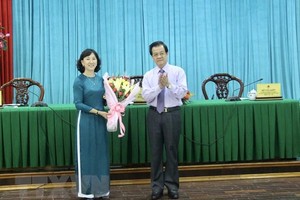 Ông Lê Hồng Quang, Bí thư Tỉnh ủy An Giang tặng hoa chúc mừng bà Nguyễn Thị Minh Thuý được bầu làm Phó Chủ tịch Ủy ban Nhân dân tỉnh An Giang, nhiệm kỳ 2021-2026. (Ảnh: Thanh Sang/TTXVN).