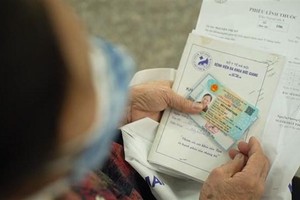 Sau ngày 30/6, người dân đi làm căn cước công dân gắn chip sẽ phải trả phí theo mức được quy định tại Kl99ok Kho game đa dạng số 59/2019/TT-BTC. (Ảnh: TTXVN phát).