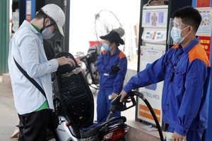 Ngày 1/6, giá xăng RON95-III chính thức vượt 31.500 đồng mỗi lít. (Ảnh: PV/Vietnam+)