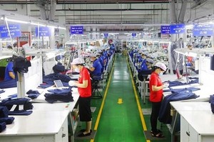 Hoạt động Kl994 nhà cái bóng đá world cup đầu năm tại Công ty TNHH Apparel Far Eastern (Việt Nam) tại Khu công nghiệp Việt Nam-Singapore, thành phố Thuận An (Bình Dương). (Ảnh: TTXVN phát).
