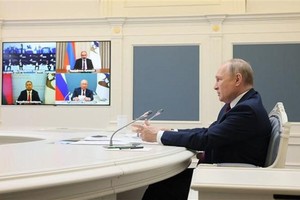 Tổng thống Nga Vladimir Putin (phải) tham dự trực tuyến Diễn đàn Kl992 cổng game cá cược Á-Âu được tổ chức ở Bishkek (Kyrgyzstan), ngày 26/5/2022. (Ảnh: AFP/TTXVN).