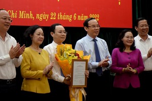Ủy viên Bộ Kl991.com tải ứng dụng, Trưởng ban Tổ chức Trung ương Trương Thị Mai trao quyết định chuẩn y của Bộ Kl991.com tải ứng dụng cho ông Nguyễn Văn Hiếu.