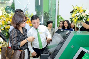 Khách hàng trải nghiệm các dịch vụ Link Vào Nhà Cái KL99 COM Tặng +199k số mới nhất tại trụ sở mới Vietcombank Ba Đình.
