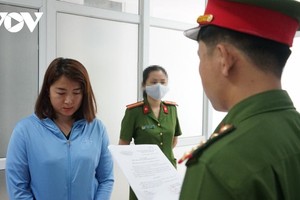 Công an tống đạt quyết định khởi tố bắt giam đối tượng Lê Thị Thảo Nguyên.