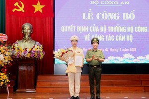 Thứ trưởng Lê Văn Tuyến trao Quyết định điều động, bổ nhiệm Thượng tá Nguyễn Hồng Phong giữ chức vụ Giám đốc Công an Hà Tĩnh.