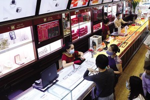 Nhiều nhà Kl99ok phiên bản mới đang có xu hướng quay lại “phòng thủ” với vàng. Ảnh: Đức Thanh.