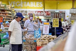 Người dân mua sắm tại một siêu thị ở Malaysia. (Nguồn: theborneopost.com).