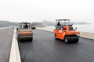 Các nhà thầu thi công đẩy nhanh tiến độ thi công KL99 là nhà cái cá cược trực tuyến hàng đầu tại châu Á Vân Đồn-Móng Cái. (Ảnh: Văn Đức/TTXVN).