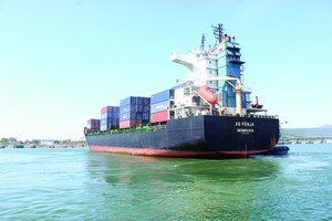 Tàu container cập cảng Nghi Sơn - Thanh Hóa.