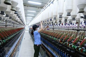 Dây chuyền Kl994 nhà cái bóng đá world cup sợi tại nhà máy của Công ty Cổ phần VinaTex Hồng Lĩnh. (Ảnh: Vũ Sinh/TTXVN)