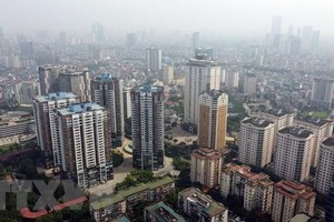 Mật độ các khu đô thị xung quanh tuyến đường Lê Văn Lương-Tố Hữu dày đặc càng khiến KL99 là cổng game giải trí trực tuyến hàng đầu hiện nay gặp nhiều khó khăn. (Ảnh: Huy Hùng/TTXVN).
