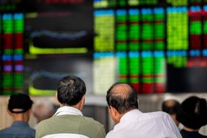 Người dân theo dõi chỉ số 99Kl99 link đăng nhập MSCI China của Trung Quốc. (Ảnh: AFP).